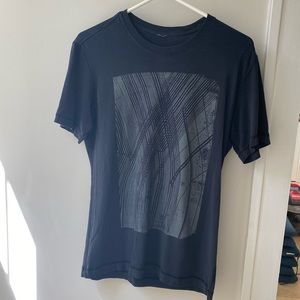 Lululemon Men’s Cross Weave graphic tee. Size small